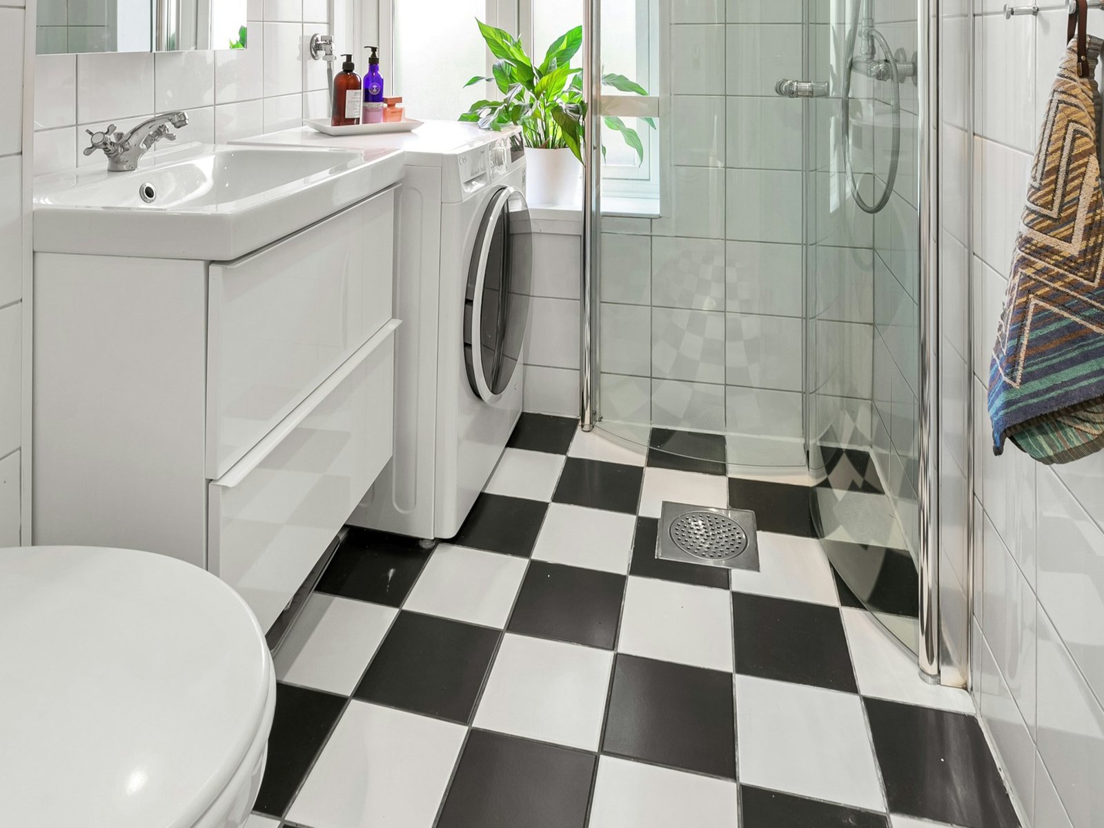 Badezimmer mit Waschbecken und Toilette