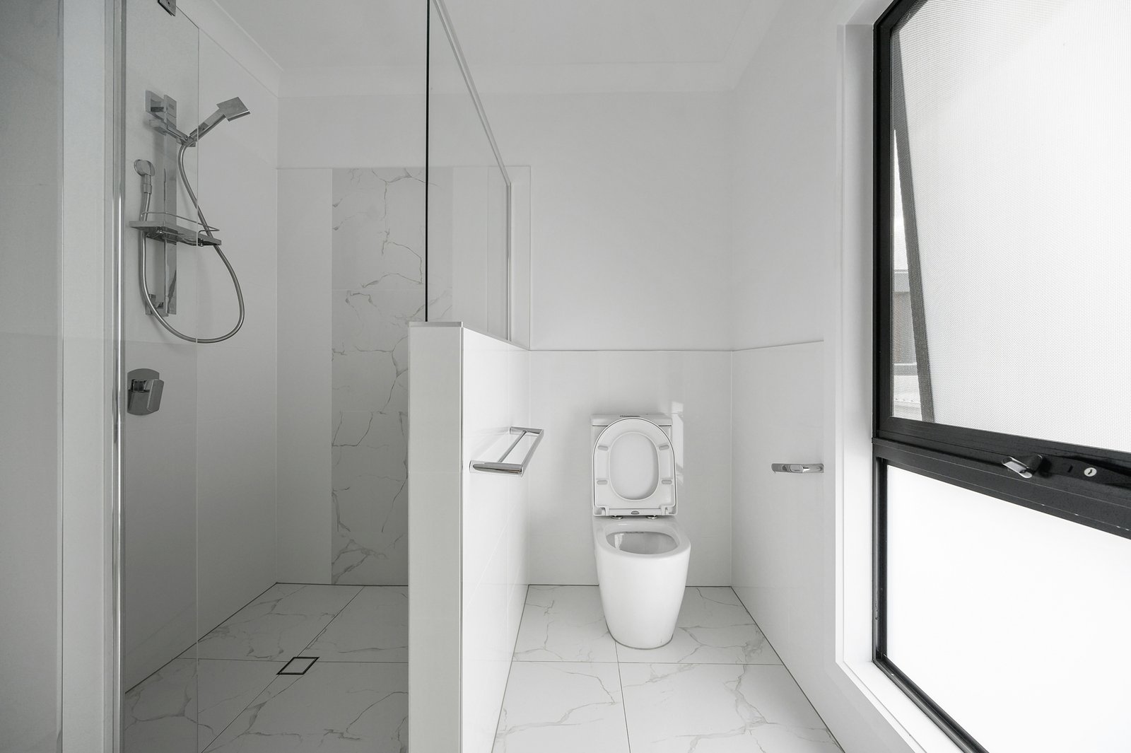 Neu installierte Toilette im Badezimmer
