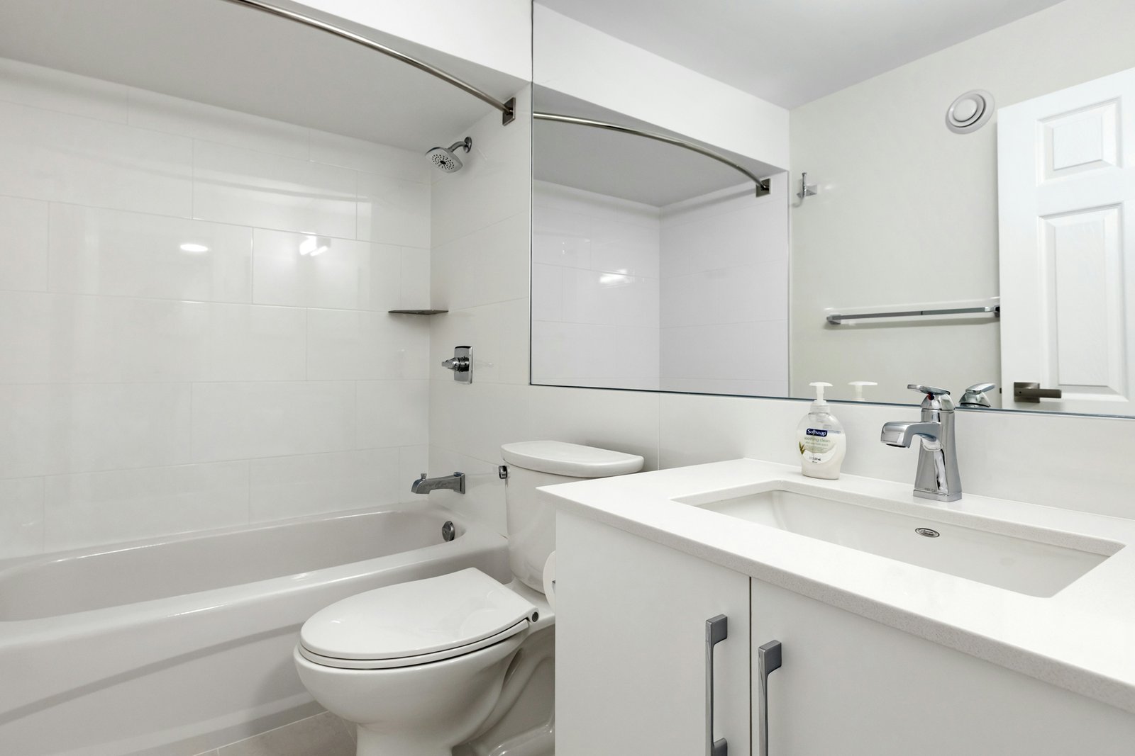 Geöffneter Spülkasten im Badezimmer