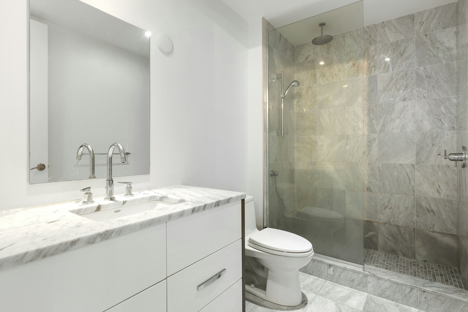 Frisches Badezimmer mit Toilette