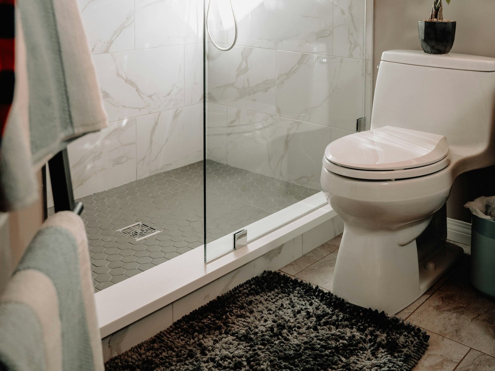 Toilette mit Abfluss im Badezimmer