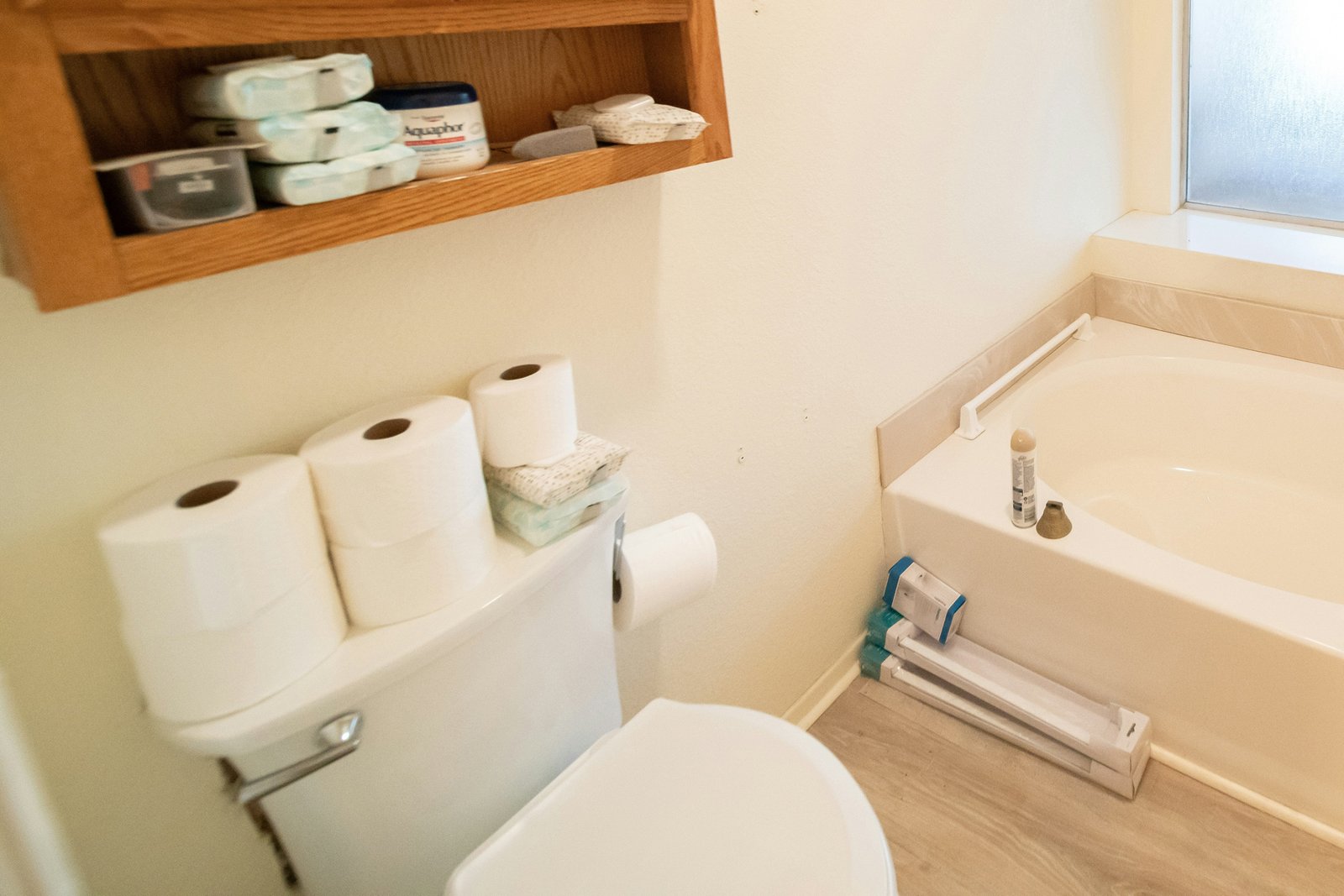 Toilette wird im Badezimmer gereinigt