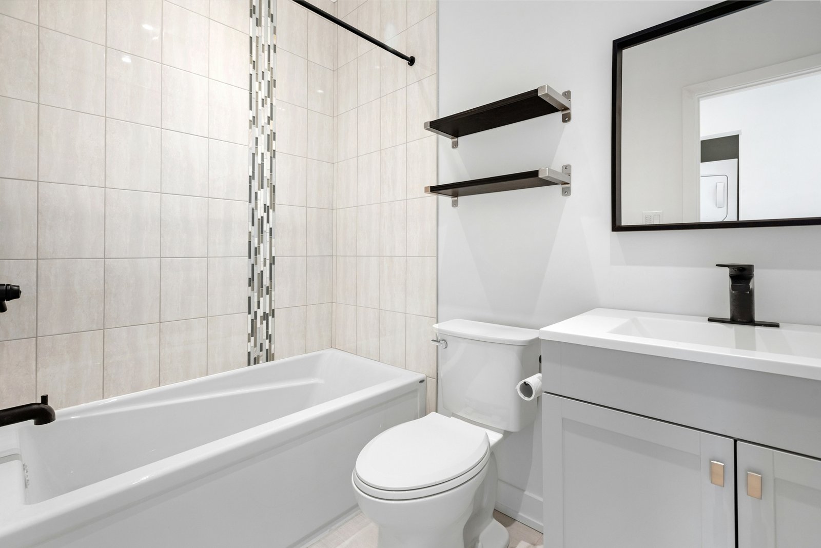 Toilette in einem kleinen Gästebad
