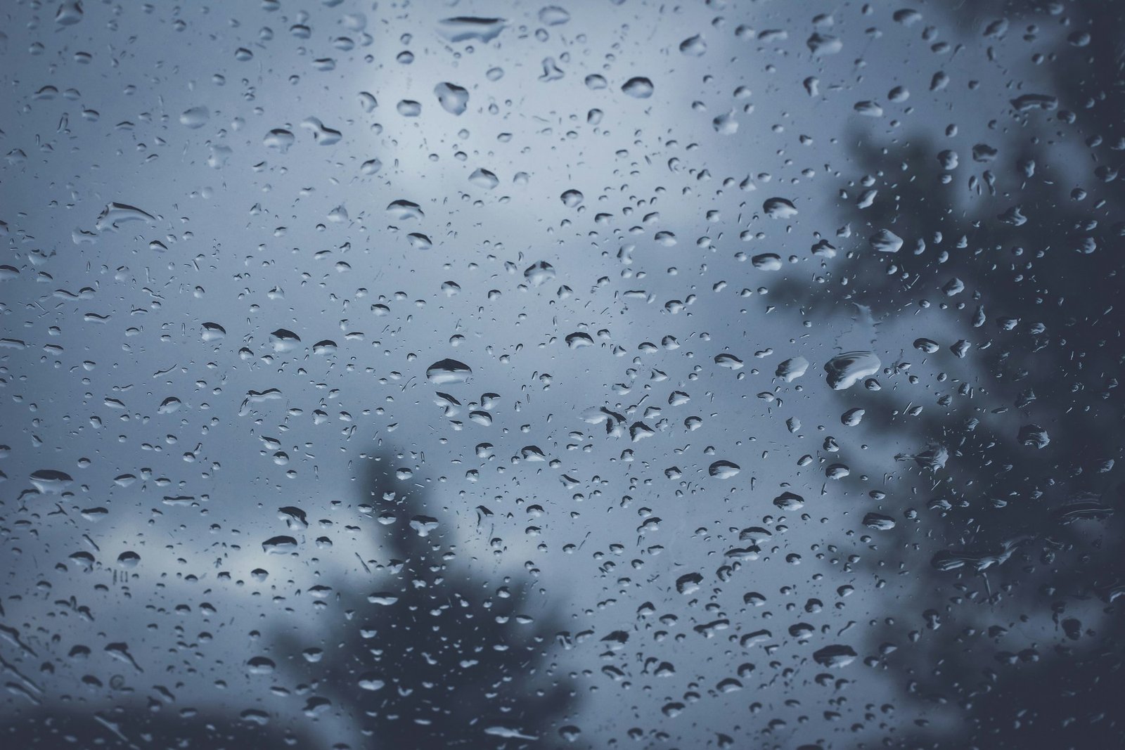 Regentropfen an einem Fenster