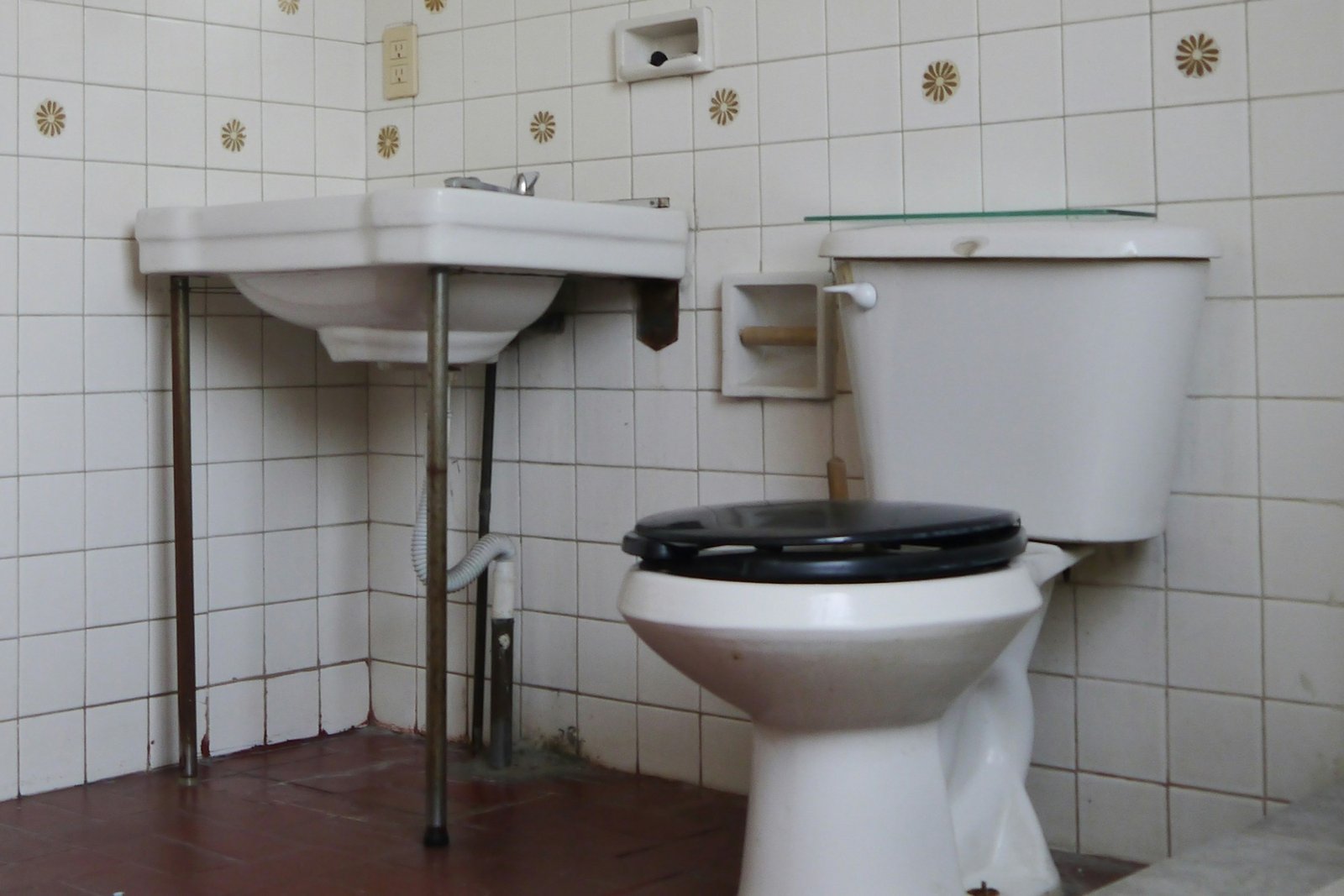 Toilette mit Blick auf den Bodenbereich