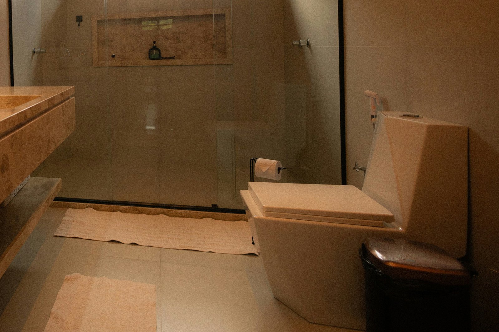 Toilette in einem gepflegten Badezimmer