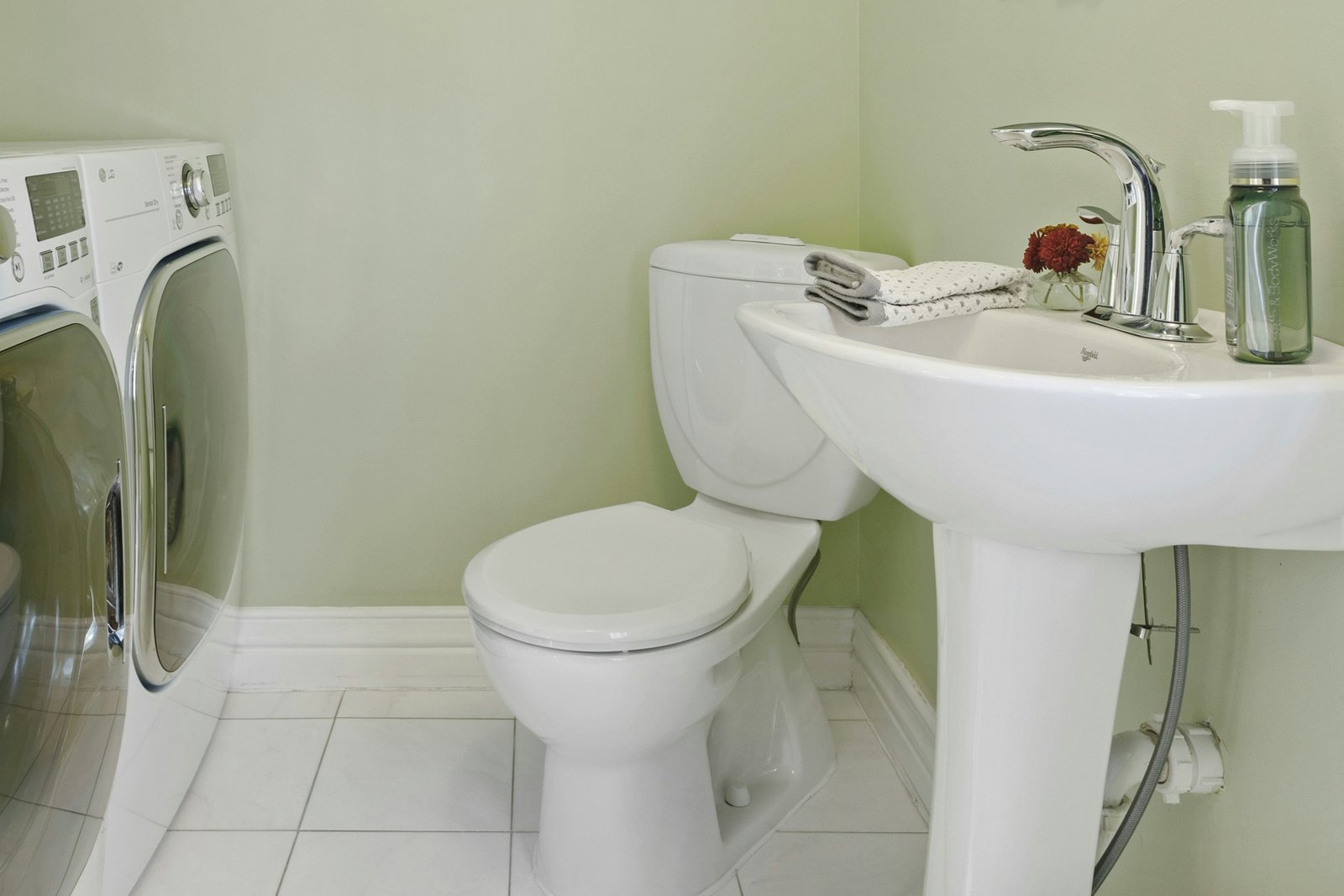 Saubere Toilette in einem Badezimmer
